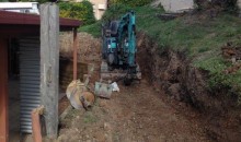 Ideal for all those tight jobs.<br />
Only 1 meter wide.<br />
Augers and ripper attachments.<br />
